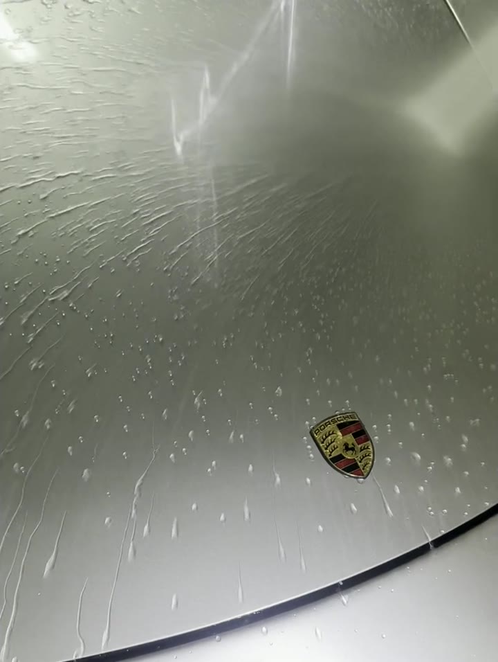 Water beading on the Porsche 911 bonnet at the one-week coating follow-up